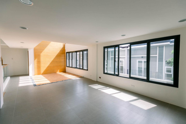 ⁣⁣Impressive Muji Inspired Duplex near BGC