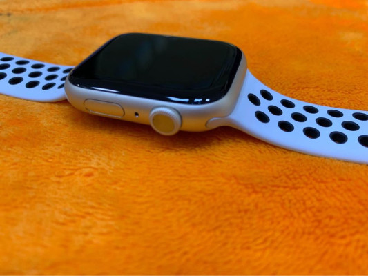Apple Watch series 7 45MM GPS Starlight