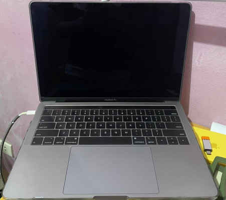 MACBOOK PRO 2019 w/ TOUCHBAR