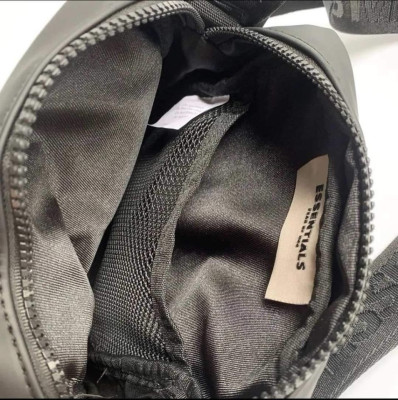 ESSENTIALS SLING BAG