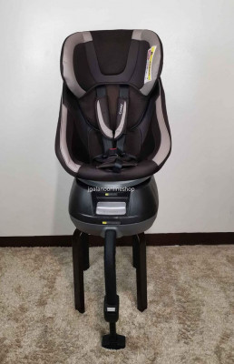 Combi Neroom Baby Car Seat