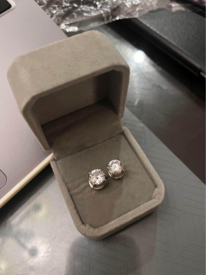 Signity Stud Earrings Set In Silver