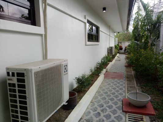 BIG HOUSE & LOT WITH POOL for sale-BAY LAGUNA