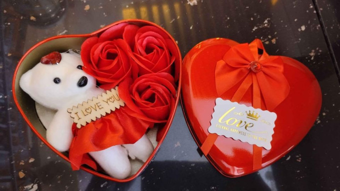 Flower 3 pcs with Bear Heart Shape Metal Can