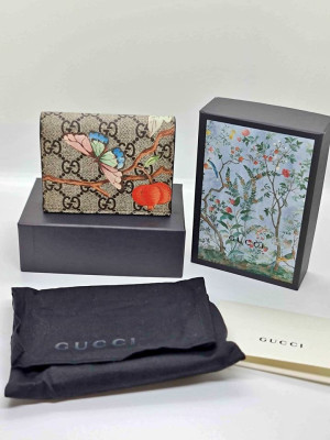 Authentic Gucci Tian GG Supreme Card Case