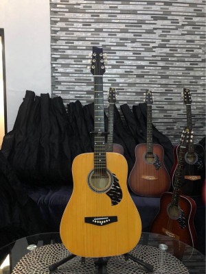 Acoustic Guitar Murang mura na Brand New with free case.