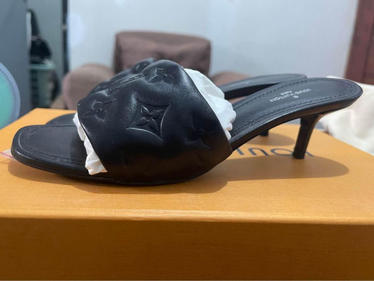 Lv sandals