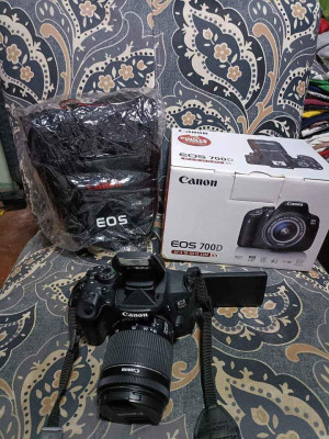 Canon 700d with 18-55mm STm with box and bag Fliptouchscreen Good as New