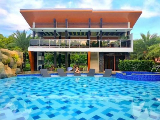 Laurel Resort(Swimming Pool with Taal view)