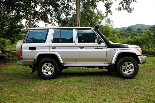 2012 Toyota land cruiser 76