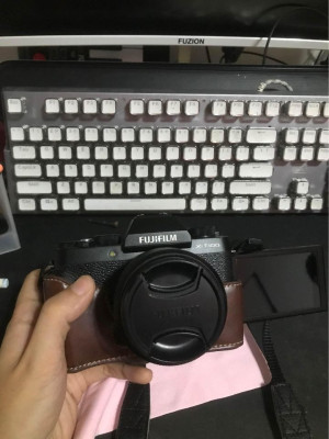 BLACK FUJIFILM CAMERA XT100