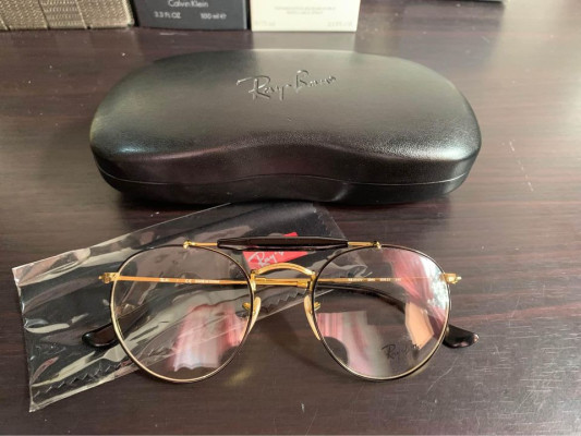 Comes with Original Rayban Clamshell Hardcase and microfiber cloth