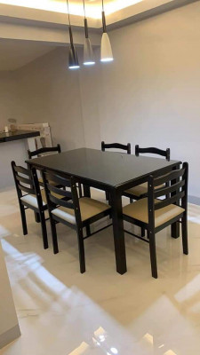 Dining table with top glass