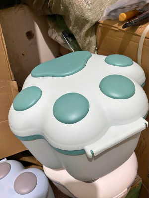 Pet food storage box