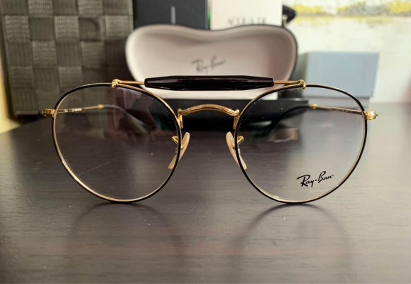 Comes with Original Rayban Clamshell Hardcase and microfiber cloth