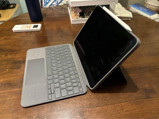 Ipad Air 5 BUNDLE with Logitech keyboard case and Apple pencil 2