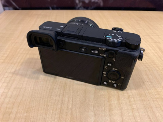 Sony A6400 w/ kit lens (Good as new)