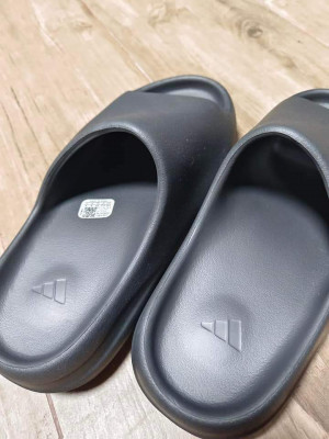 Yeezy slides Onyx