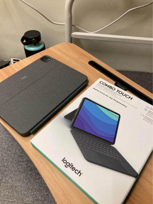 Logitech Combo Touch 11 Inch