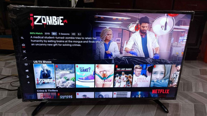 40 inch Devant smart tv for sale