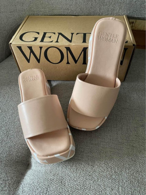 GENUINE GENTLEWOMAN PLATFORM SLIDES