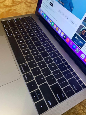 MacBook Pro, (13-inch, 2016, Two Thunderbolt 3 ports)