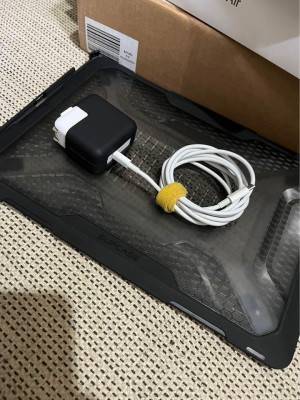 Macbook Air M1 8GB 256GB (Complete with Box & Freebies)