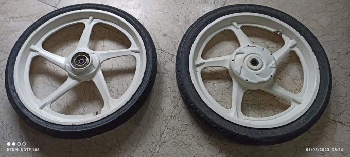 Original Yamaha white YMVN secondhand mags with tires for Mio Nouvo