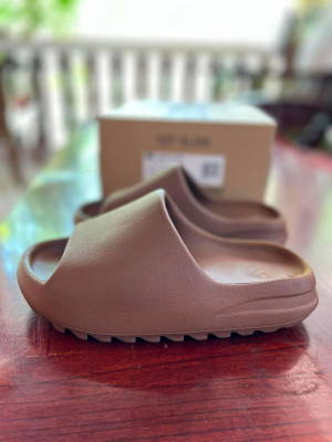 Used Yeezy Slide (Flax) US5