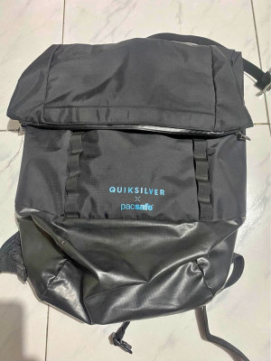 Pacsafe x Quiksilver waterproof Bag