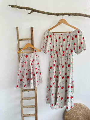 MOTHER AND DAUGHTER TWINNY