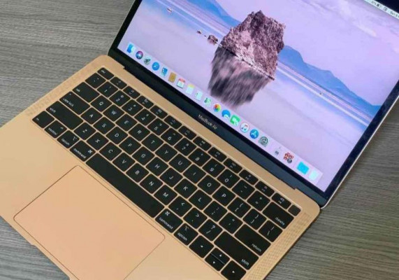 Macbook Air 2019 Lady Owned