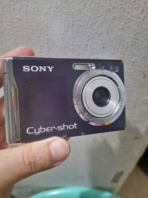 Cyber shot Sony Digicam with battery kasama