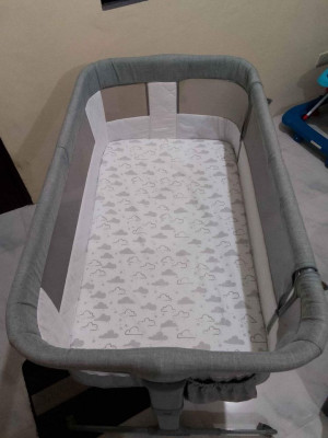 Bedside bassinet with wheels (crib)