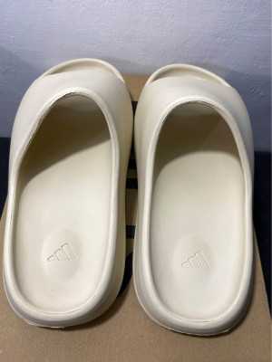 YEEZY SLIDES
