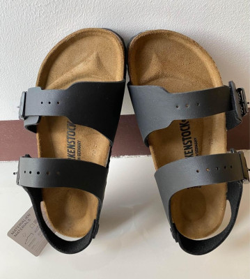 Birkenstock Men’s: Buckle flat sandals