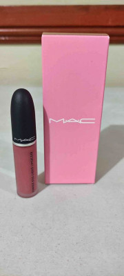 Authentic M.A.C Powder kiss in ( Mull it Over )