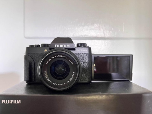 Fujifilm X-T100 Mirrorless Camera with XC15-45mm kitlens