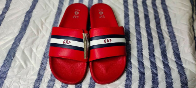 GAP STRIPE SLIDES SIZE 8-9 RED