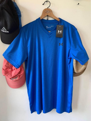 For sale mens Under armour drifit shirt 800