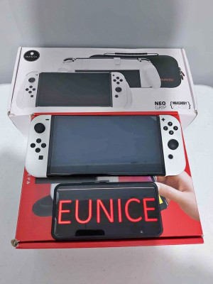 Nintendo Switch OLED + Case + 1 Game