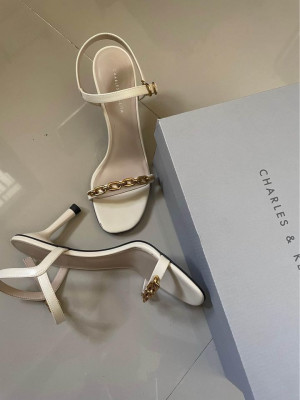 Charles & Keith White heels size 37