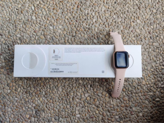 Apple Watch Series 5 40mm (Gold Aluminum Case Pink Sand Sport Band)