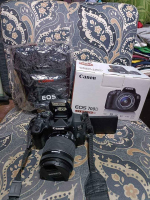 Canon 700d with 18-55mm STm with box and bag Fliptouchscreen Good as New