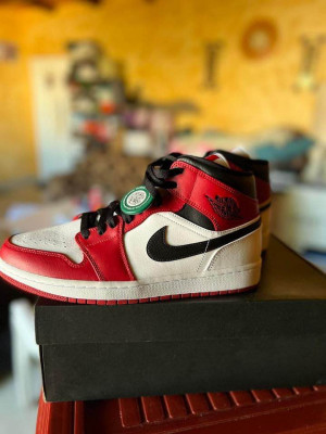 Jordan 1 Mid Chicago White Heel