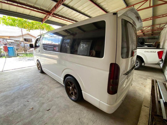 2014 Toyota hi-ace commuter