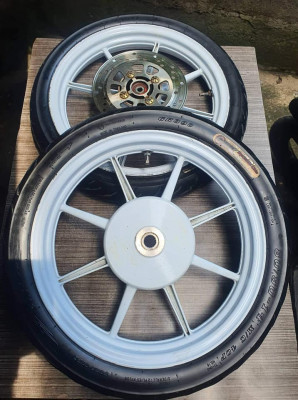 FOR SALE RB8 MAGS WITH QUICK TIRES