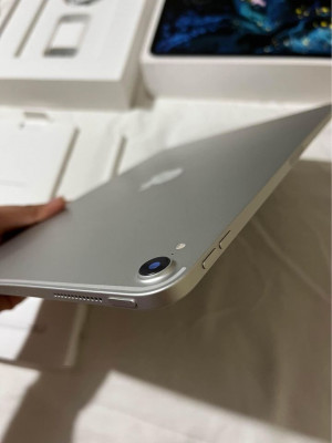 iPad Pro 2018 64gb Silver Wifi only and Apple Pencil 2