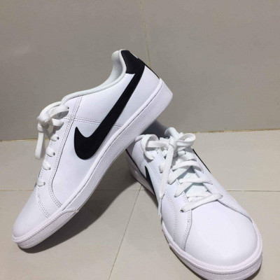 FOR SALE. NIKE COURT ROYALE