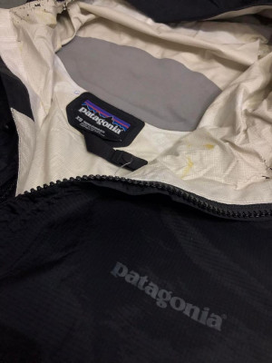 PATAGONIA RAIN JACKET KANGAROO POCKET